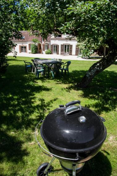 Gîte Peteloup pleine nature pour 12 + piscine La Celle-Saint-Cyr Extérieur photo