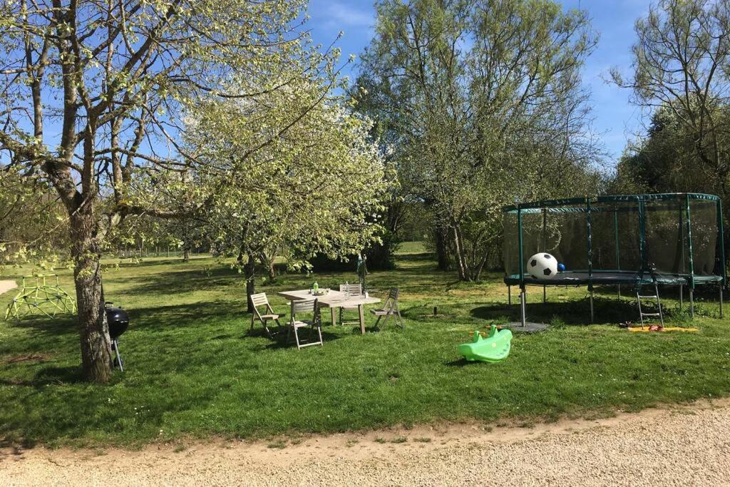 Gîte Peteloup pleine nature pour 12 + piscine La Celle-Saint-Cyr Extérieur photo